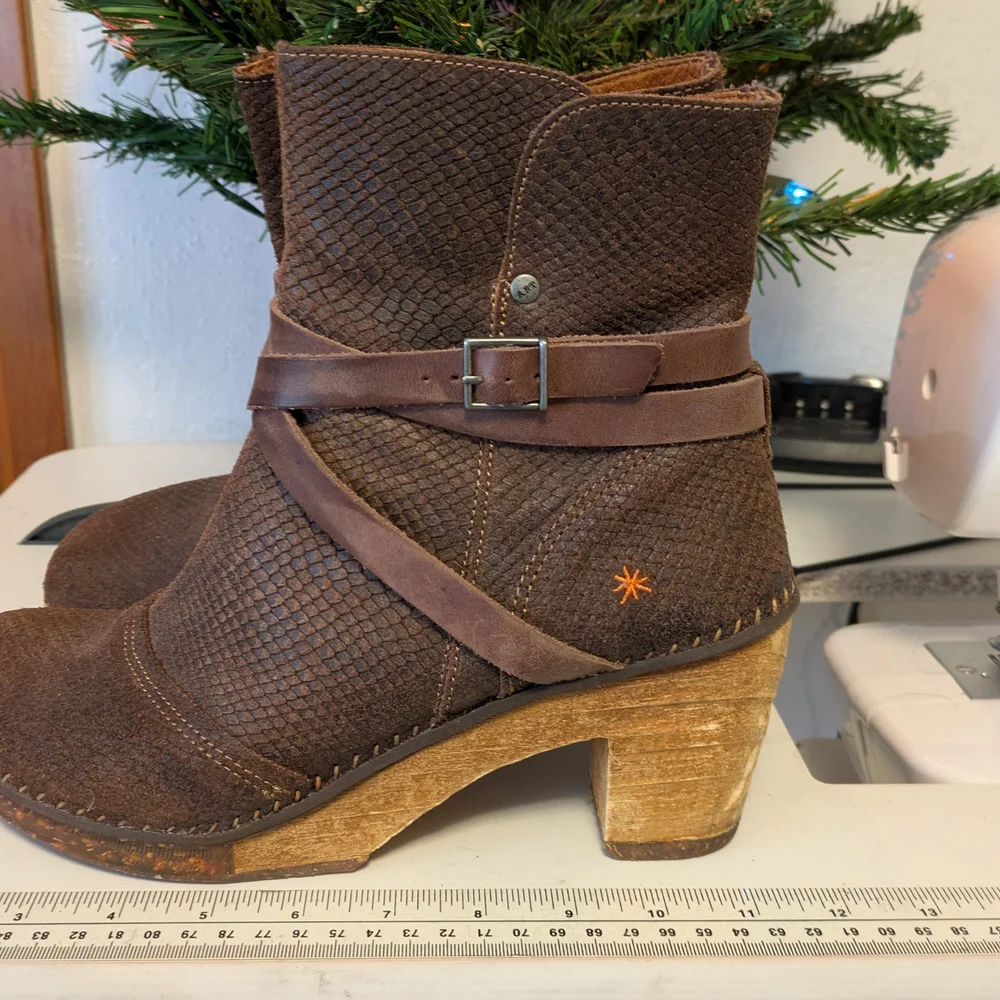 Stylish Brown Textured Heeled Boots - Picture 4 of 7